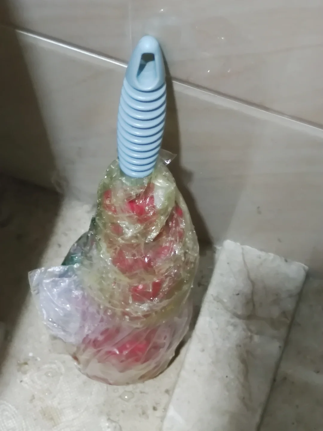 马桶下面烂了一块瓷(马桶下面瓷砖坏了怎么办)